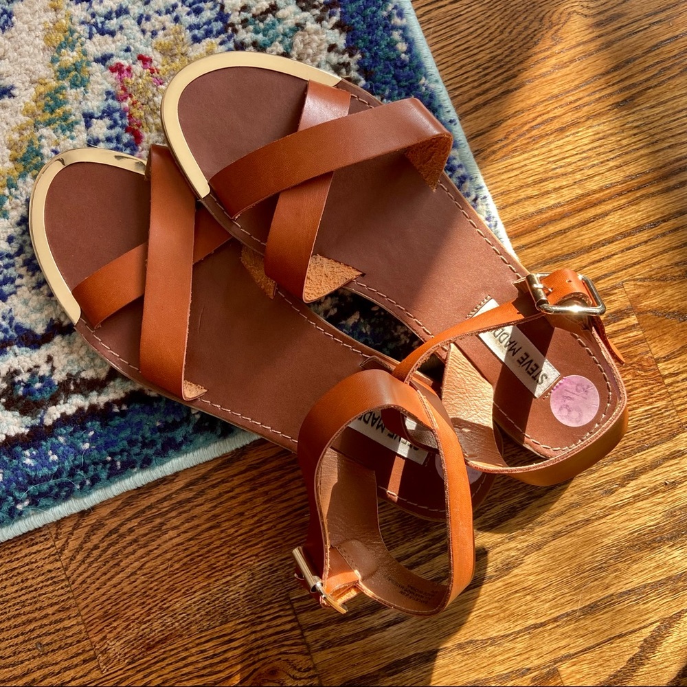STEVE MADDEN cognac sandals